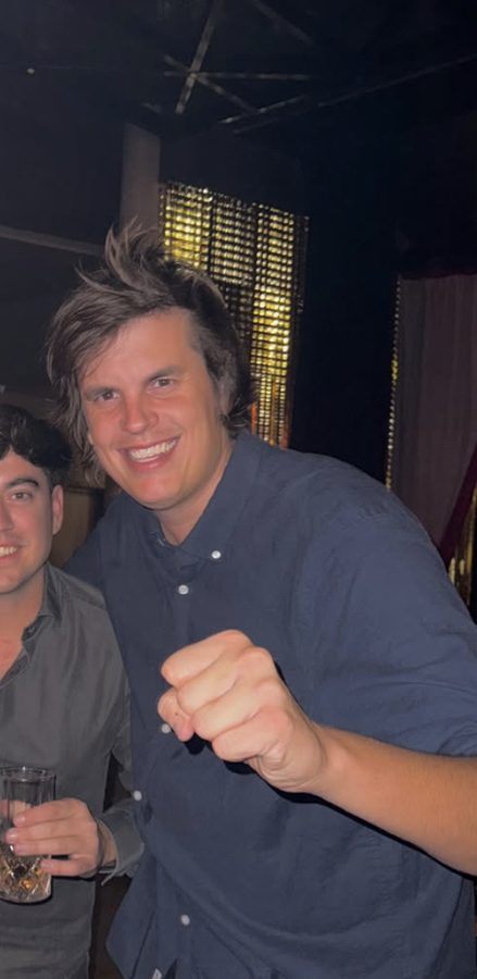 Gustav Salvestrini sonriendo con el puño en alto en un bar