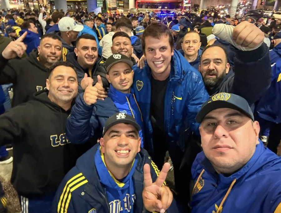 Gustav Salvestrini con hinchas de Boca en la calle, de noche