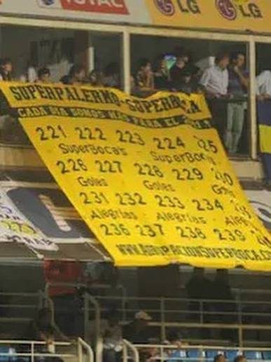 Bandera gigante SuperPalermo SuperBoca contando los goles de Martín Palermo en la Bombonera