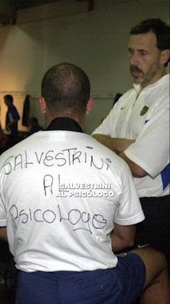 Remera real con la inscripción Salvestrini al psicólogo