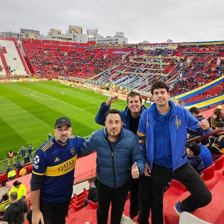Gustav junto a hinchas de Boca en la tribuna visitante de un estadio de Córdoba