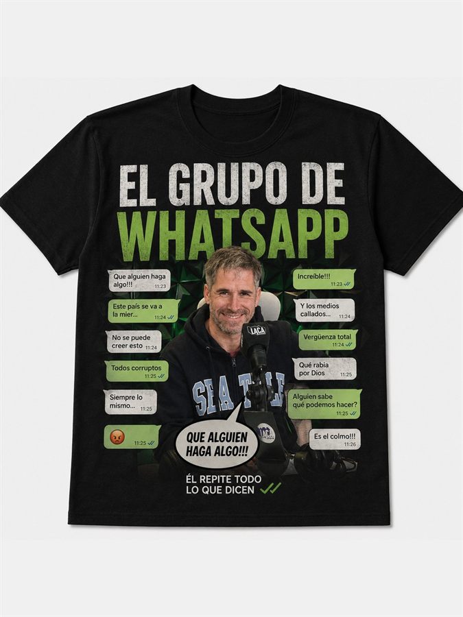 Remera negra El Grupo de WhatsApp con foto de Yaca Solveira y capturas de chat